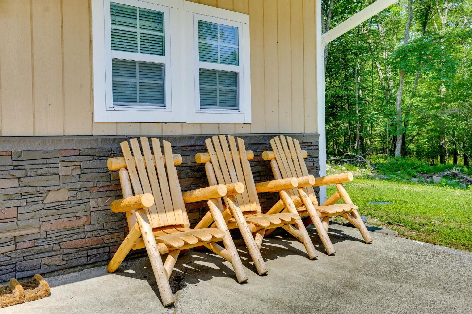 Secluded Poconos Cabin With Fire Pit On 75 Acres! East Stroudsburg Zewnętrze zdjęcie
