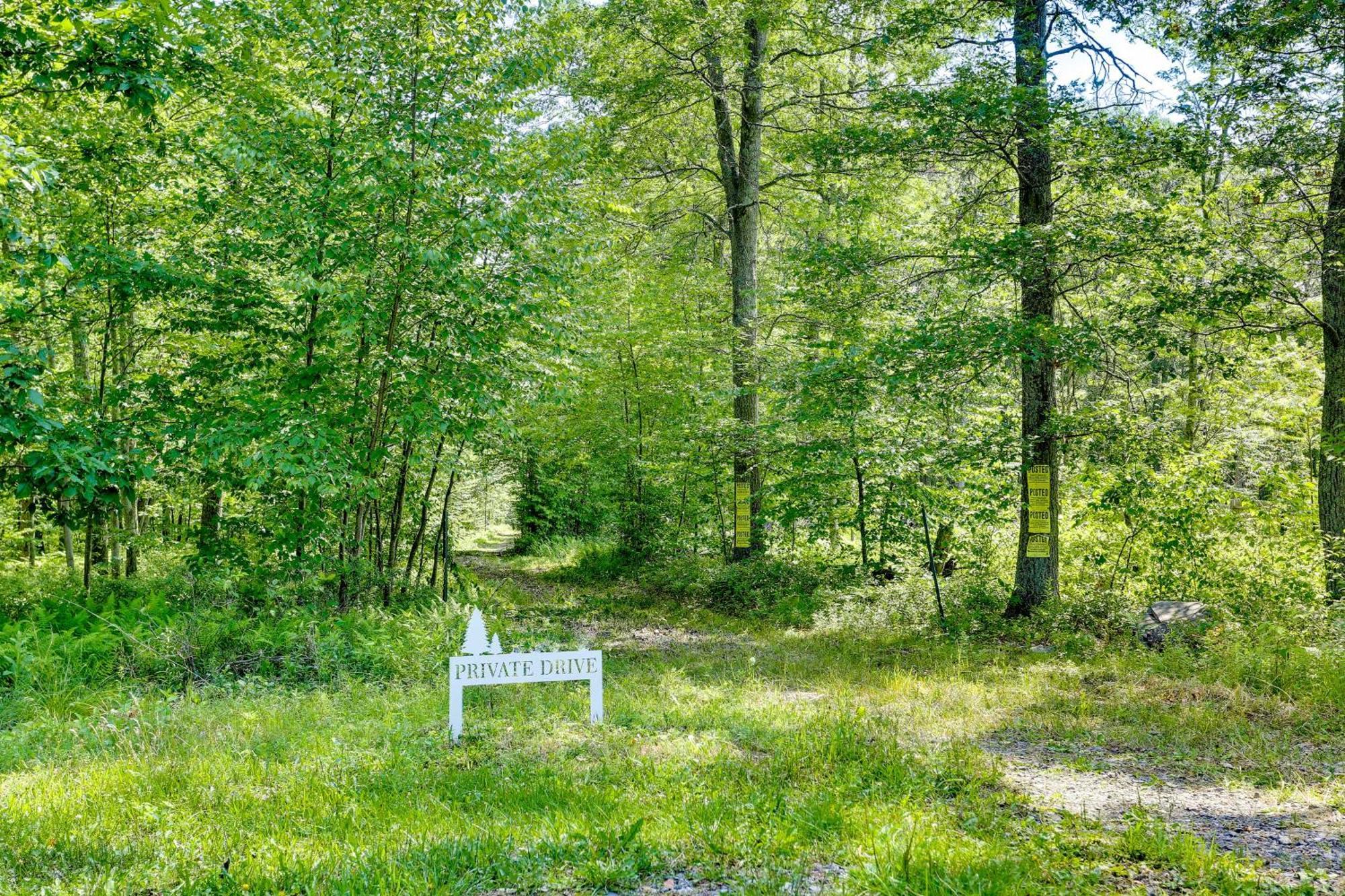 Secluded Poconos Cabin With Fire Pit On 75 Acres! East Stroudsburg Zewnętrze zdjęcie